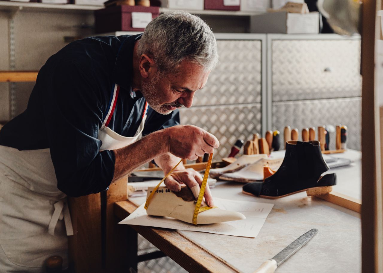 Portrait d’Eric Devos, Meilleur Ouvrier de France (MOF) et maître bottier au sein des ateliers John Lobb, maison sœur d’Hermès située à Paris.  